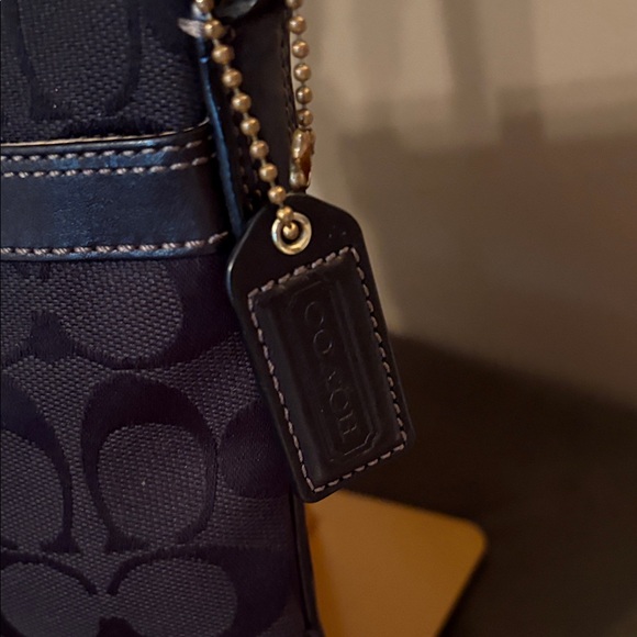 Coach Hampton BlackSignature swingpack Crossbody with Gold Turnlock G0867-40688 - Picture 3 of 15